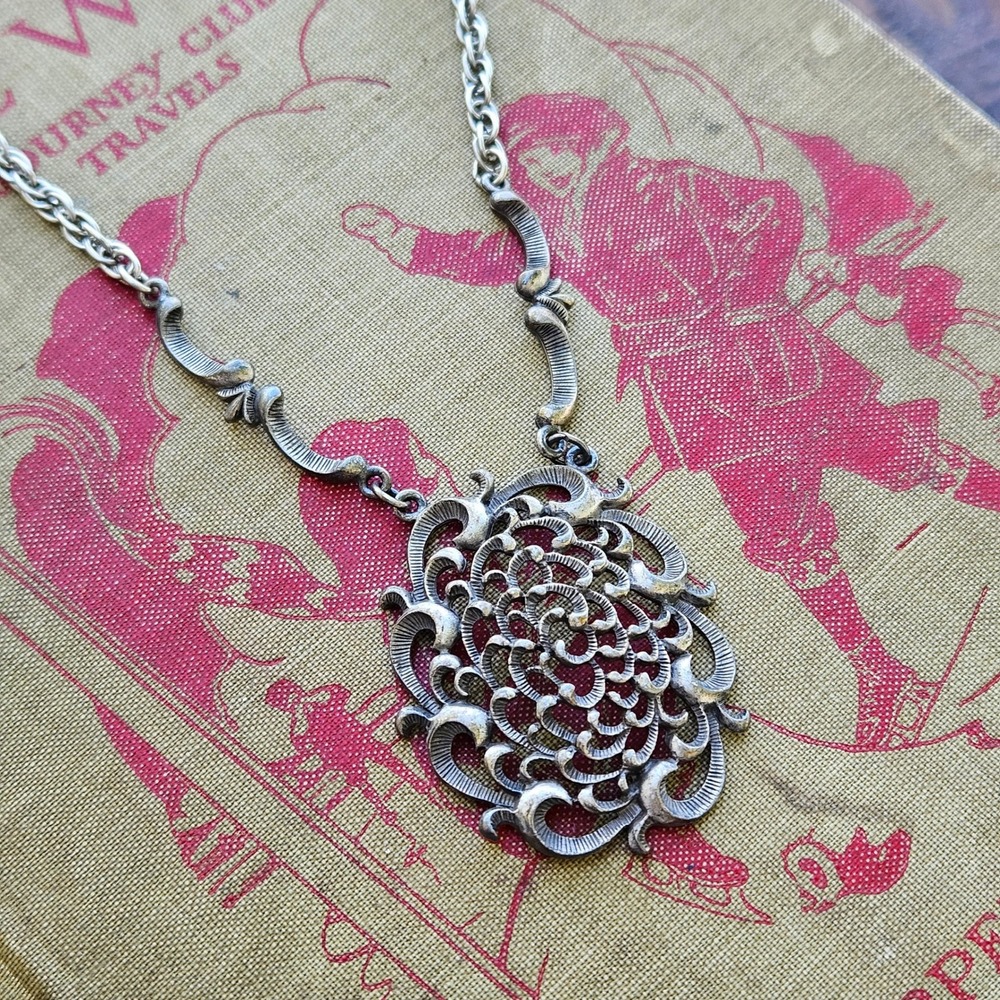 Vintage 70s Amway Ornate Silver Tone Filigree Scrollwork Statement Necklace